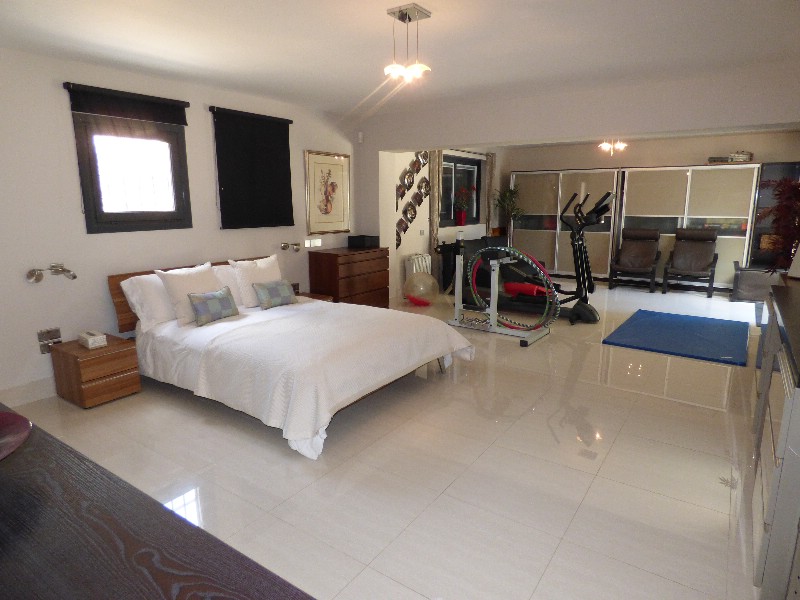 Villa Artola Baja € 1.150.000,-