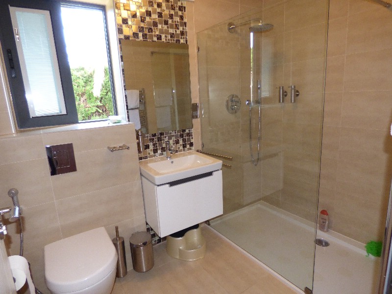 Villa Artola Baja € 1.150.000,-
