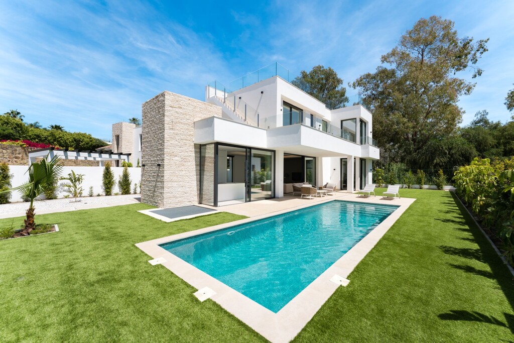 Villa East Estepona € 1.950.000,-